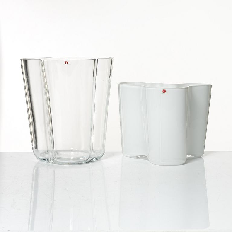 Alvar Aalto, vaser, 3 st och skål "Savoy", glas, samt fat och ljuslykta, Iittala.