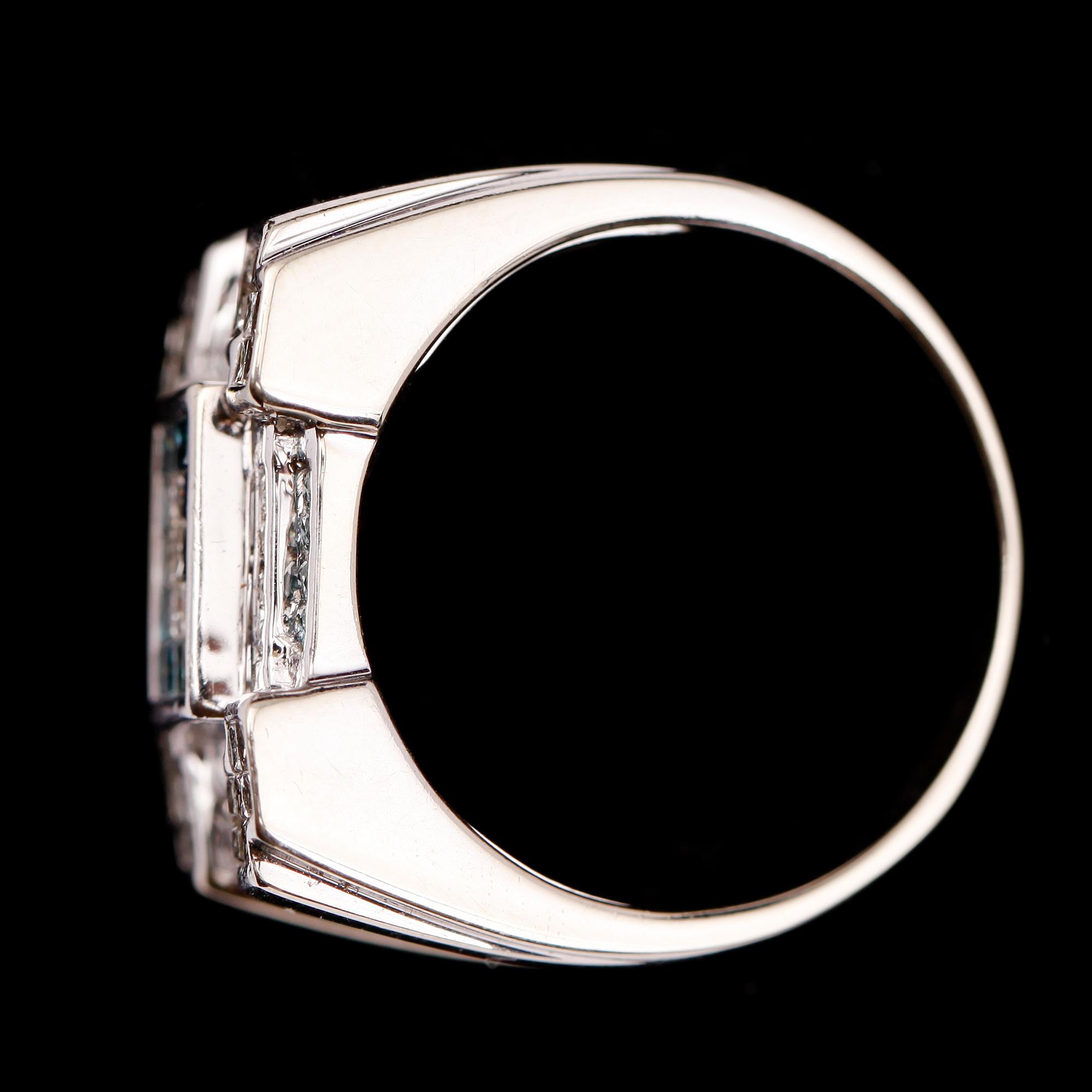 RING, 14 k vitguld, med blå och vita princesslipade diamanter ca 1.25 ct. Total vikt ca 14,4 gram.