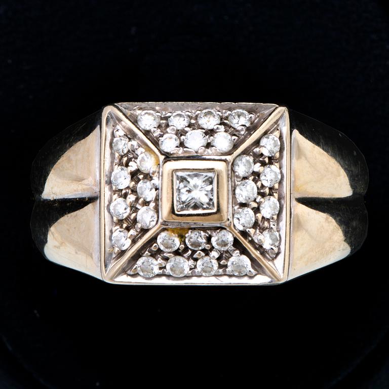 Ring 18K vitguld med 1 princesslipad diamant och briljanter ca 0,40 ct totalt, bredaste del ca 10 mm.
