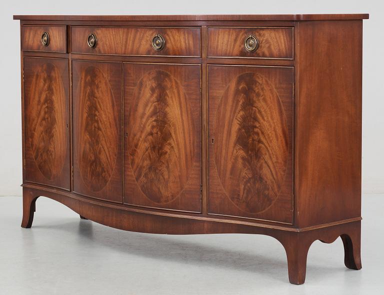 SIDEBOARD. Engelsk stil, 1900-talets första hälft.