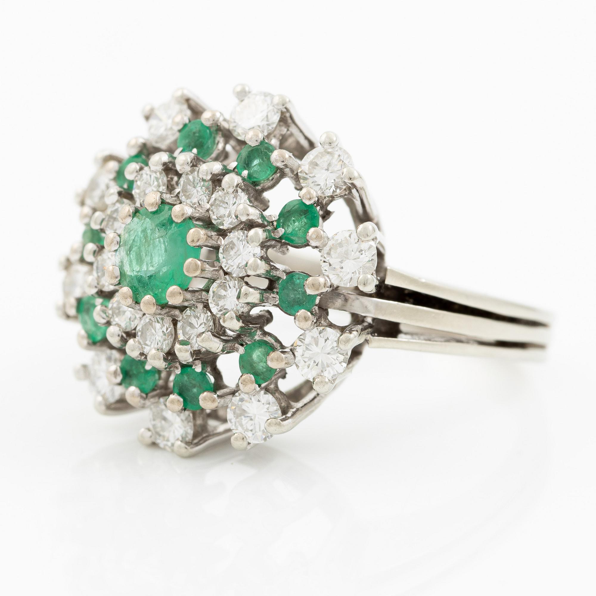 Ring 18K white gold set with brilliant-cut diamonds and emeralds.