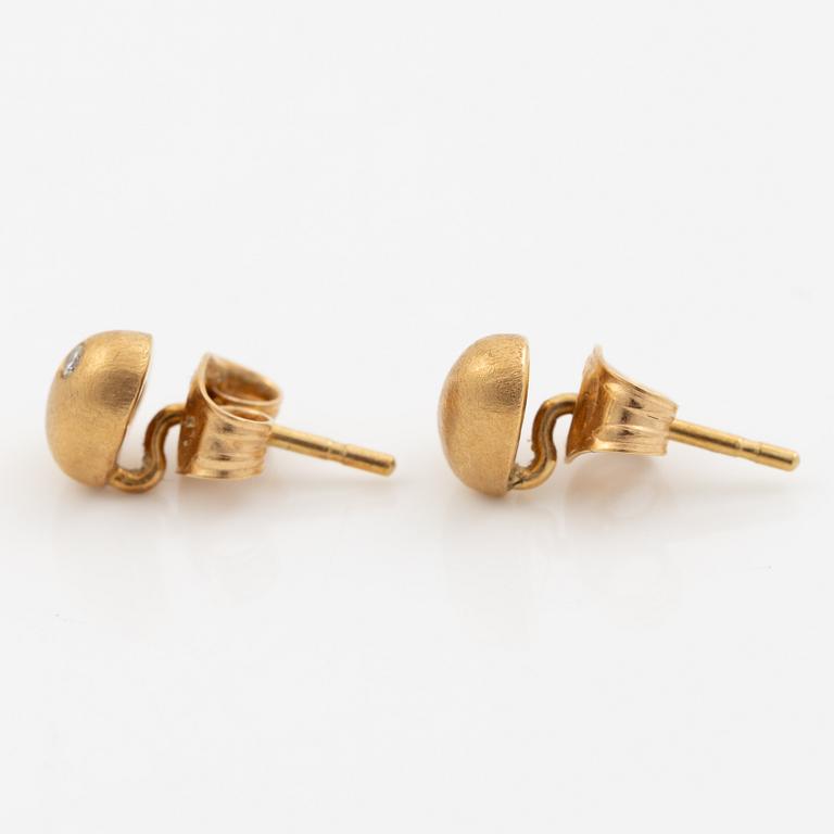 Ole Lynggaard a pair of earrings in 18K gold set with round brilliant-cut diamonds, in the shape of hearts.