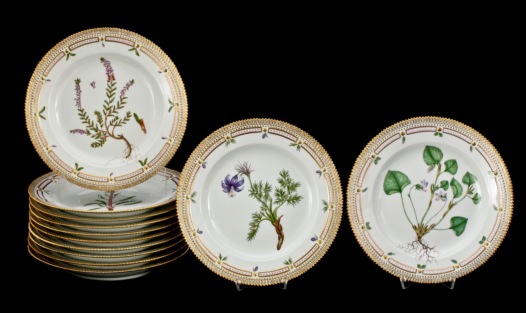 TALLRIKAR, 12 stycken, porslin. "Flora Danica", Kungl Dansk.