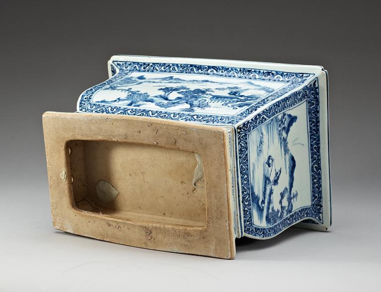 A blue and white jardiniere, Qing dynasty, 18th Century.