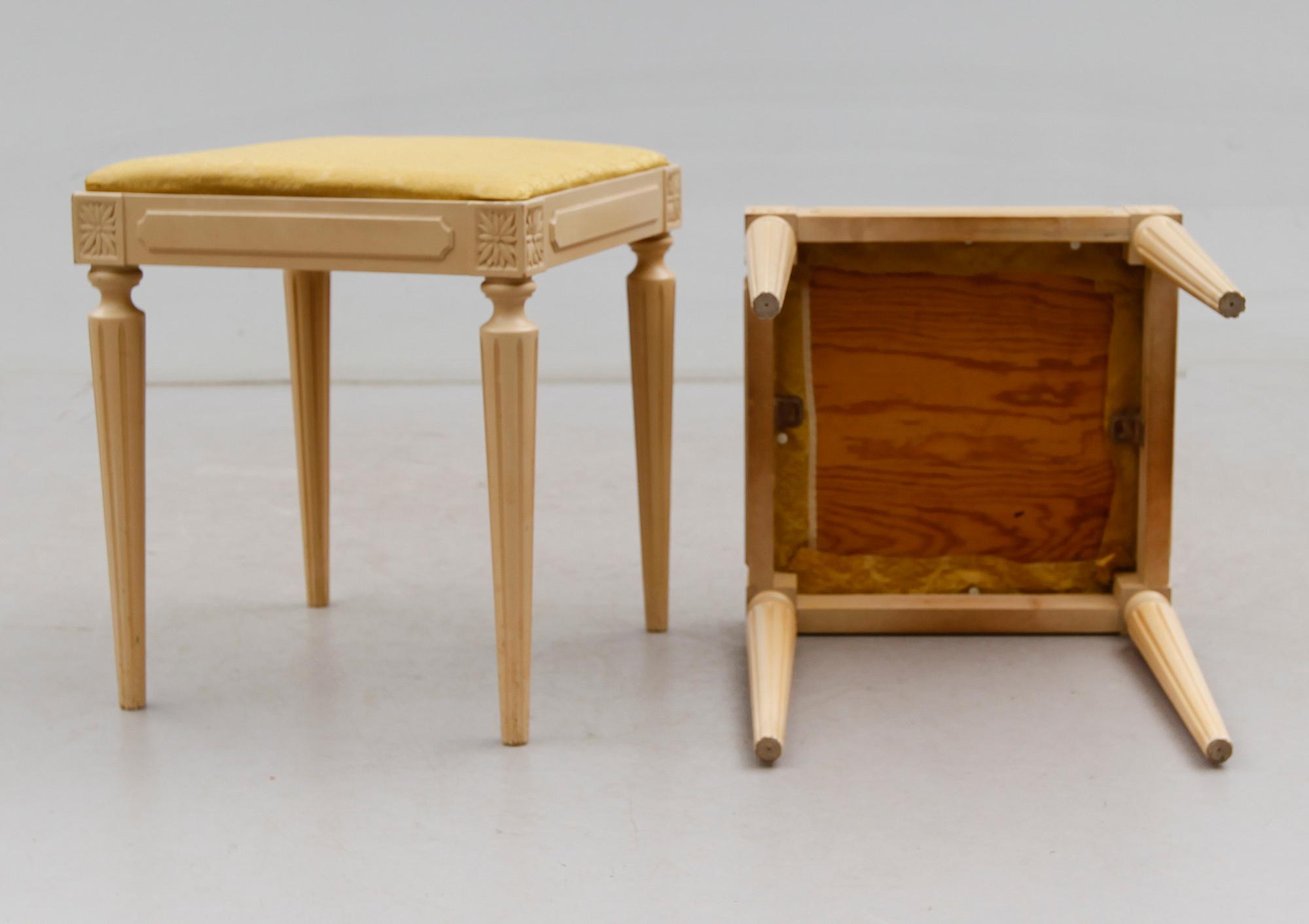 TABURETTER, 1 par, gustaviansk stil, 1900-talets andra hälft.