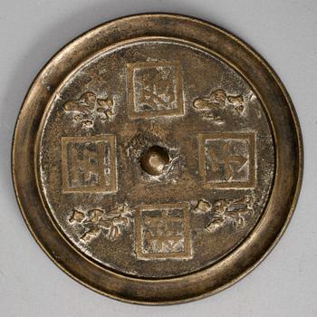 434. SPEGEL, brons. Troligen Ming dynastin eller äldre.