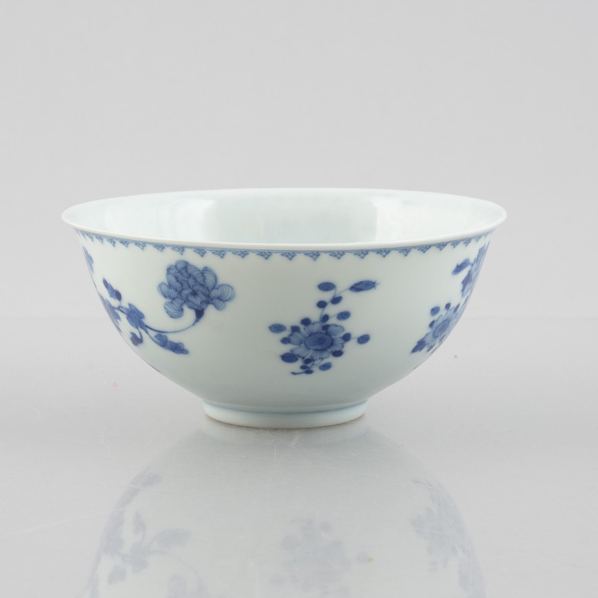 A group of three Chinese blue and white porcelain bowls, late Qing dynasty / early 20th century.