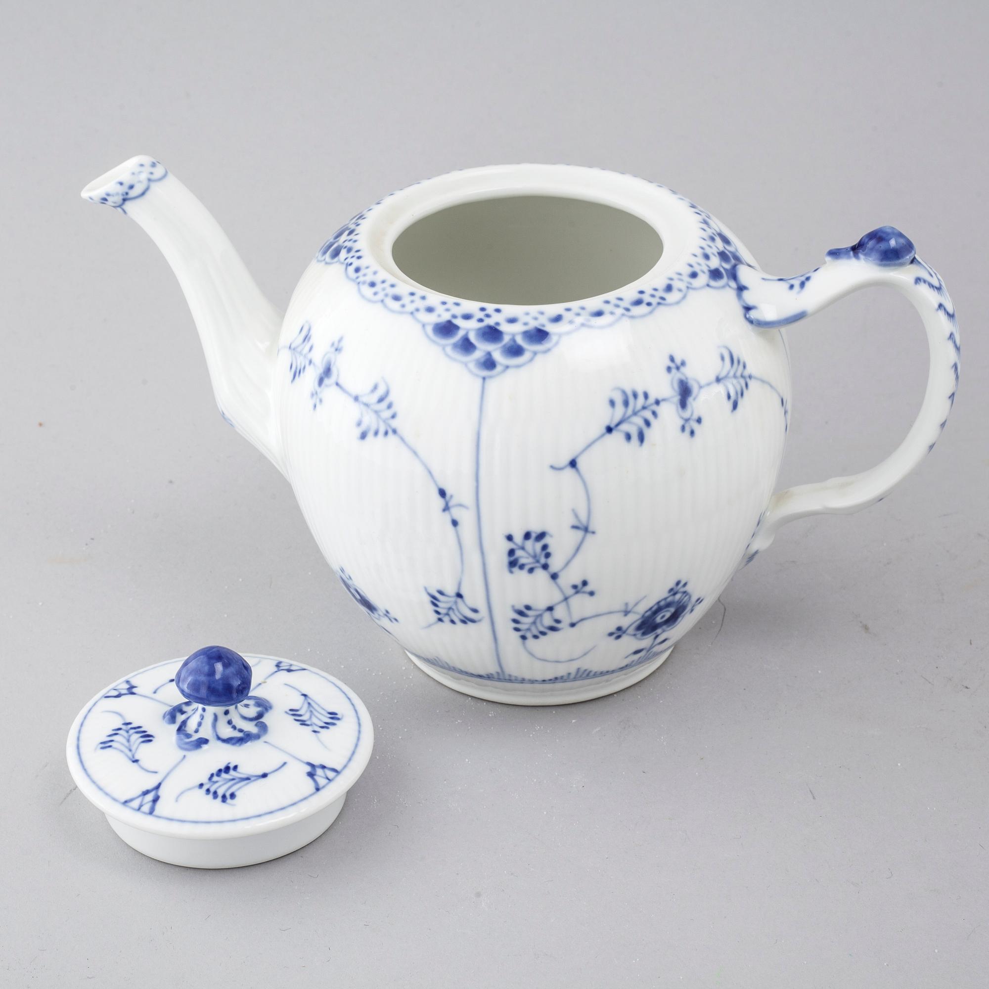 A porcelain tableware set of 69 pcs, "Musselmalet" by Royal Copenhagen, second half of the 20th century.