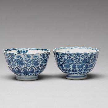 Six (2+2+2) blue and white cups with five (2+2+1) dishes, Qing dynasty, Kangxi (1662-1722).