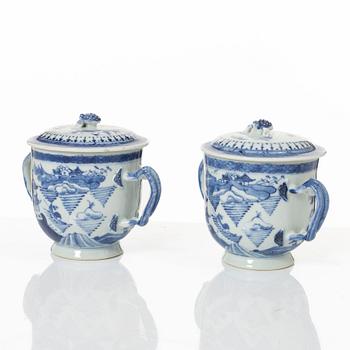Mugg samt två muggar med lock, porslin, Kina, Qingdynastin, 1700-1800-tal.