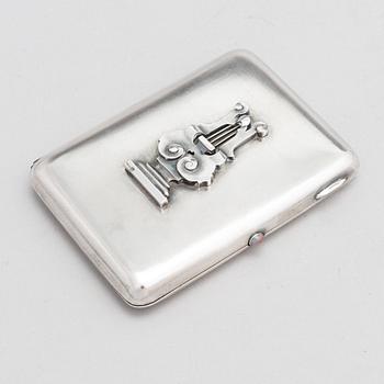 Cigarettetui, silver, med lyra stämplad i Kiev 1828-1887, etuiet stämplat Pjotr Baskakov, Moskva 1908.