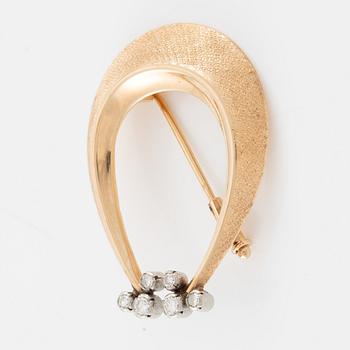 Brosch 14K guld med runda briljantslipade diamanter.