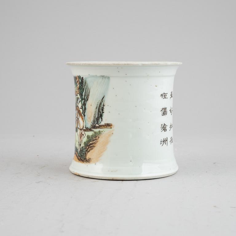 A Chinese porcelain brush pot, 20th century.