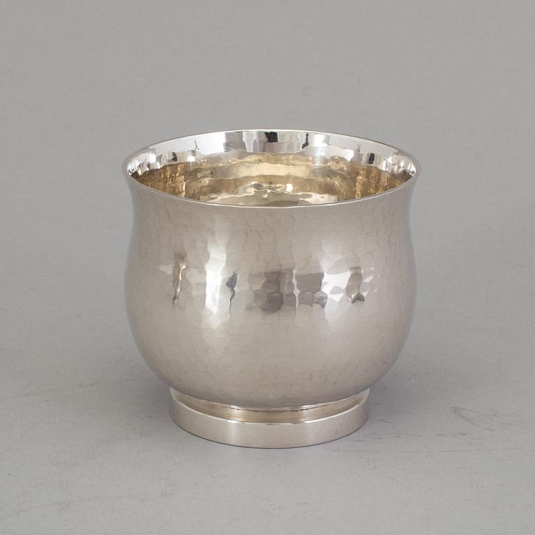 a silver carafe and six vodka cups by Erik Löfman 1929-1994 for K G Markströms AB, Uppsala 1978. Weight ca 1122 gram.