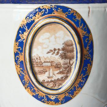 Urnor, ett par, kompaniporslin. Qingdynastin, Qianlong (1736-95).