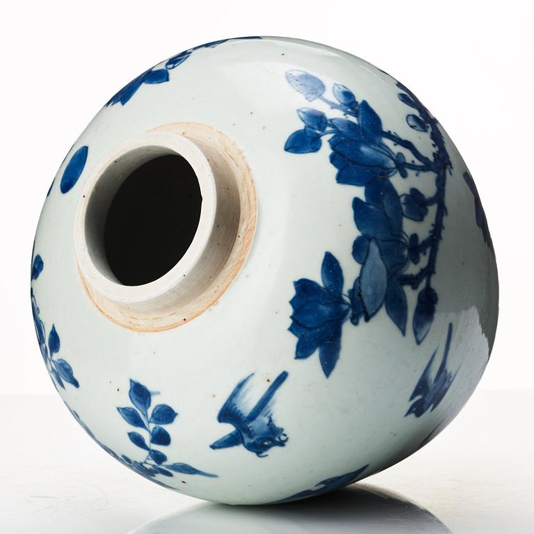 A blue and white Transitional vase, 17th Century.