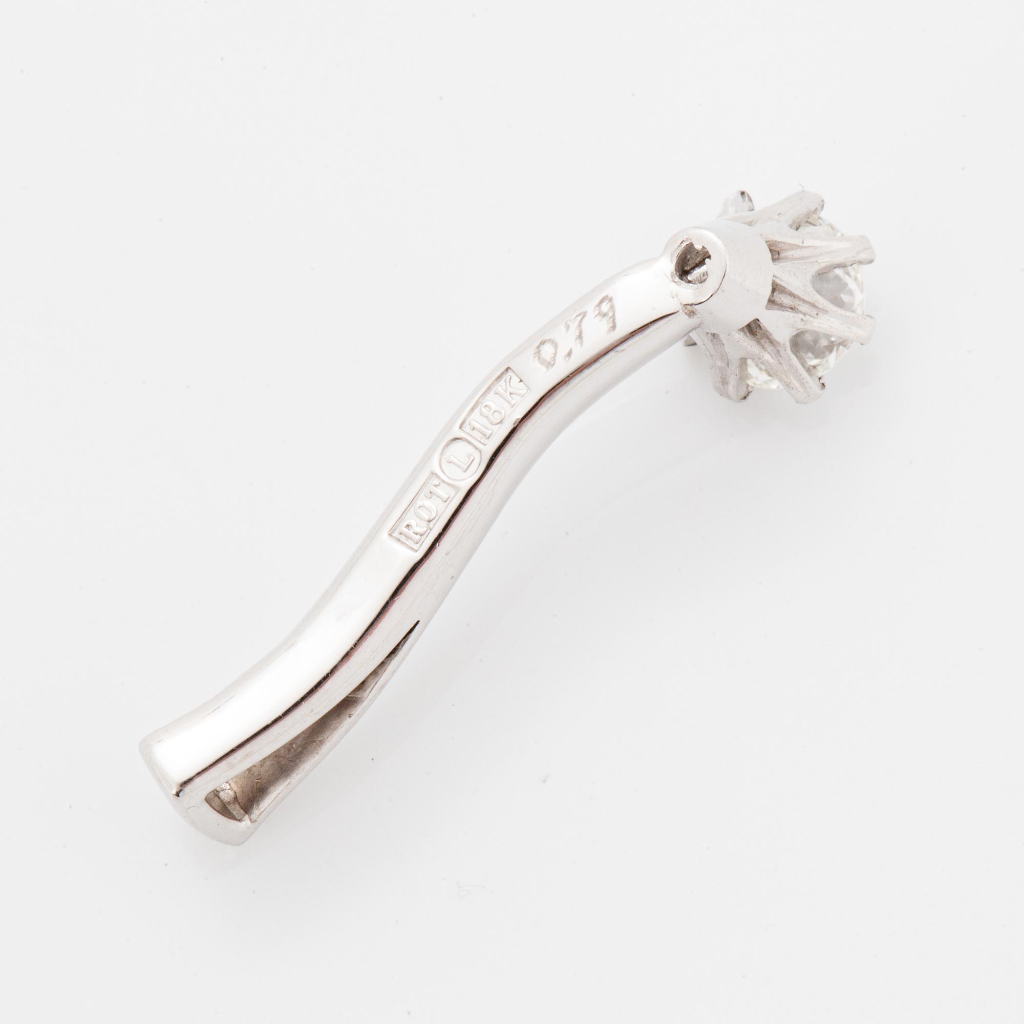 Modified brilliant-cut diamond pendant.