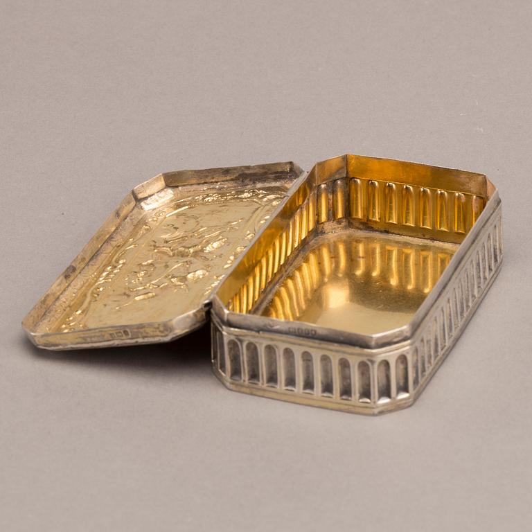 JOHAN GUSTAV HENTZELL dosa silver delvis förgylld, Kalmar 1903 medföljer två engelska dosor.