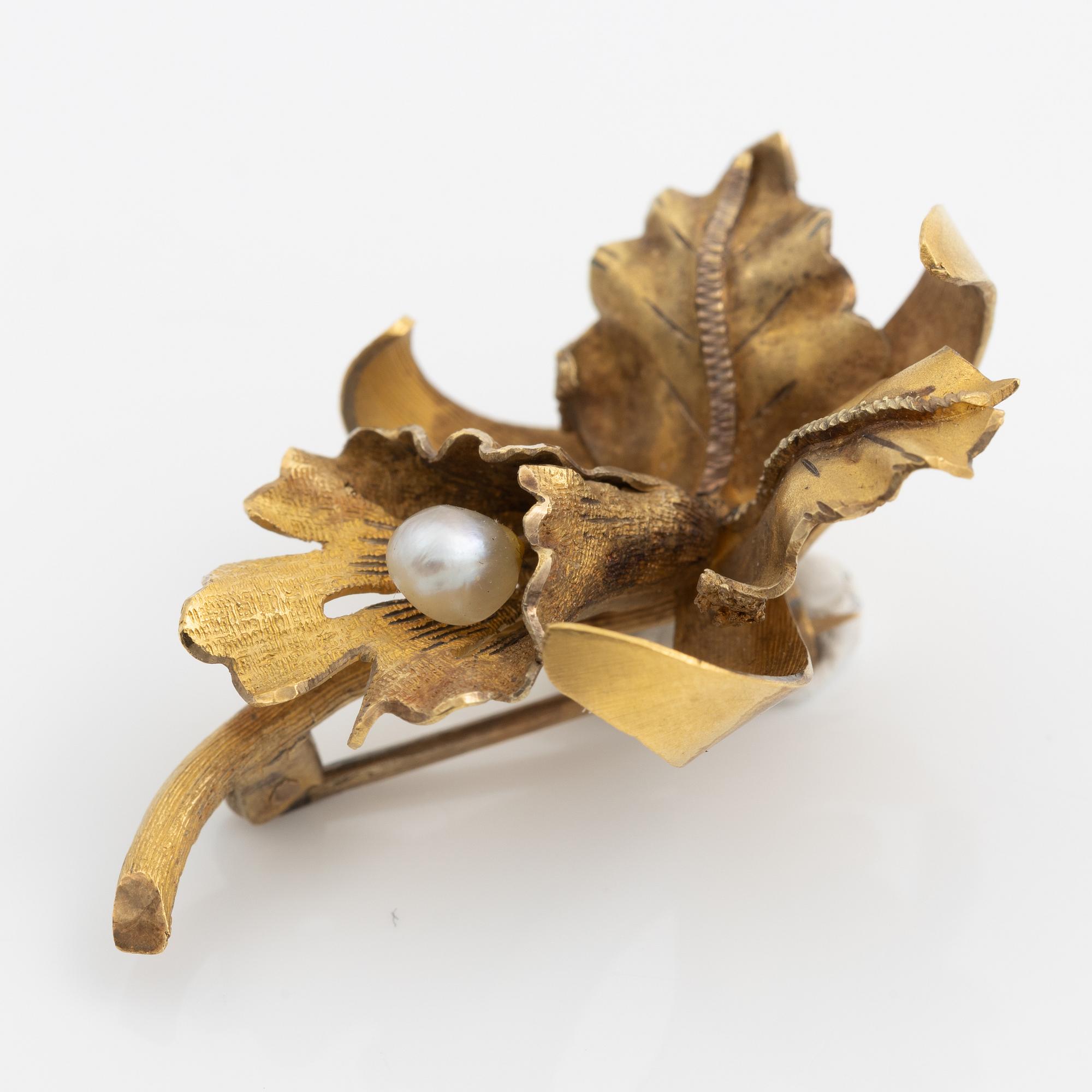 Brosch 18K guld i form av blomma med en pärla.