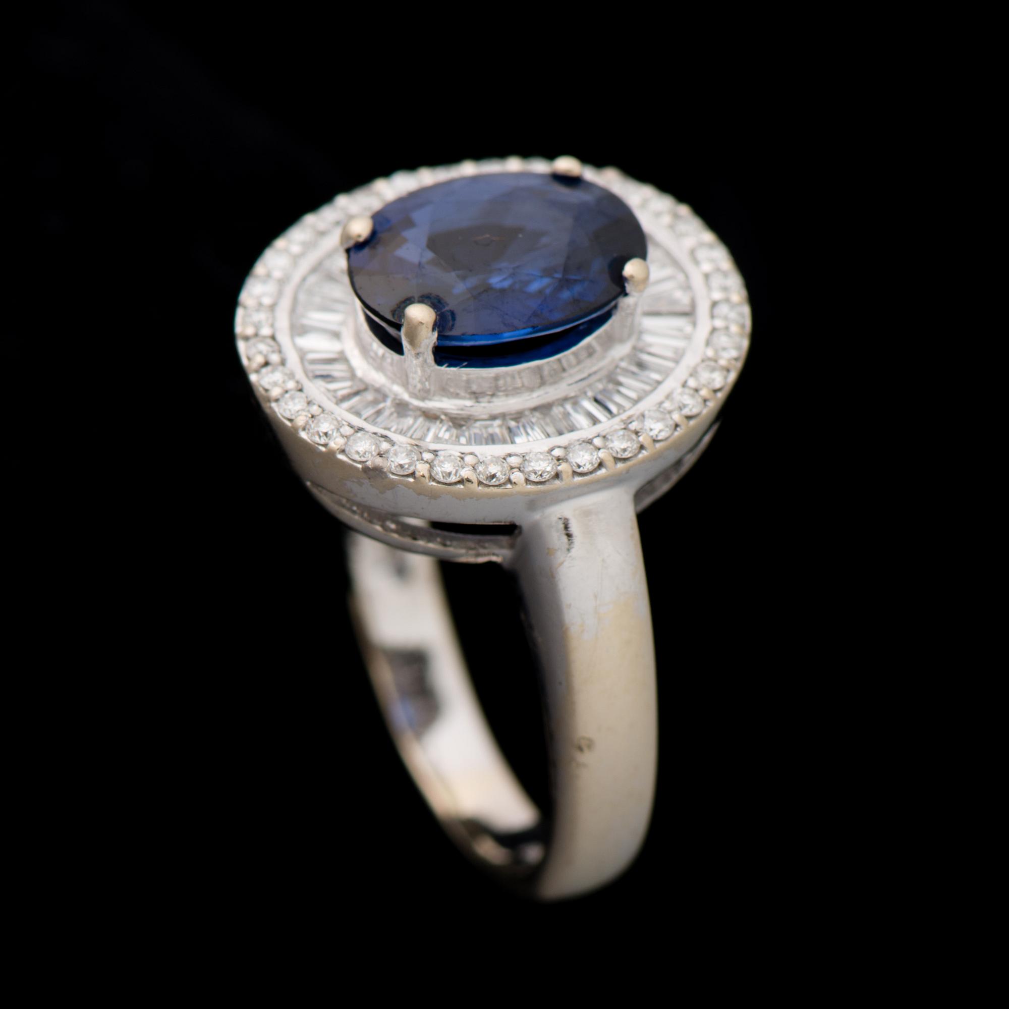 RING, fasettslipad safir, diamanter, 18K vitguld.