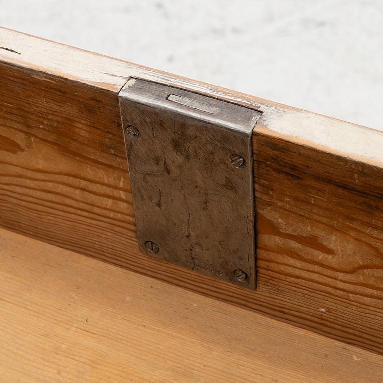 Byrå, gustaviansk stil, 1900-talets början.