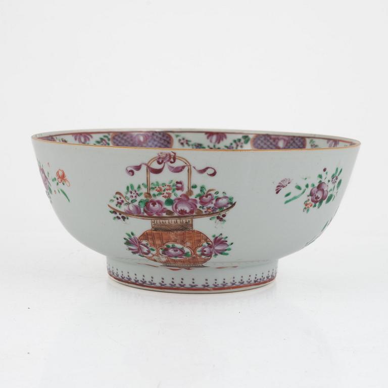 A Chinese porcelain bowl, Qing dynasty, Qianlong (1736-95).