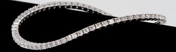 ARMBAND, 18K vitguld med 72 briljantslipade diamanter, totalt ca 3.01 ct. Vikt 10 g.