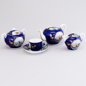 A 10-piece Kuznetsov porcelain tea set, Russia 1892-1917.