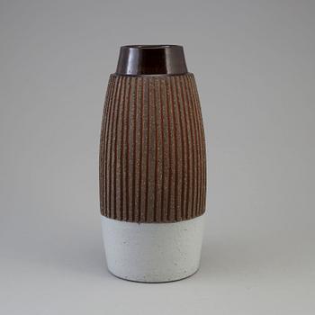 A Mari Simmulson earthenware vase from Upsala Ekeby, 1960s.
