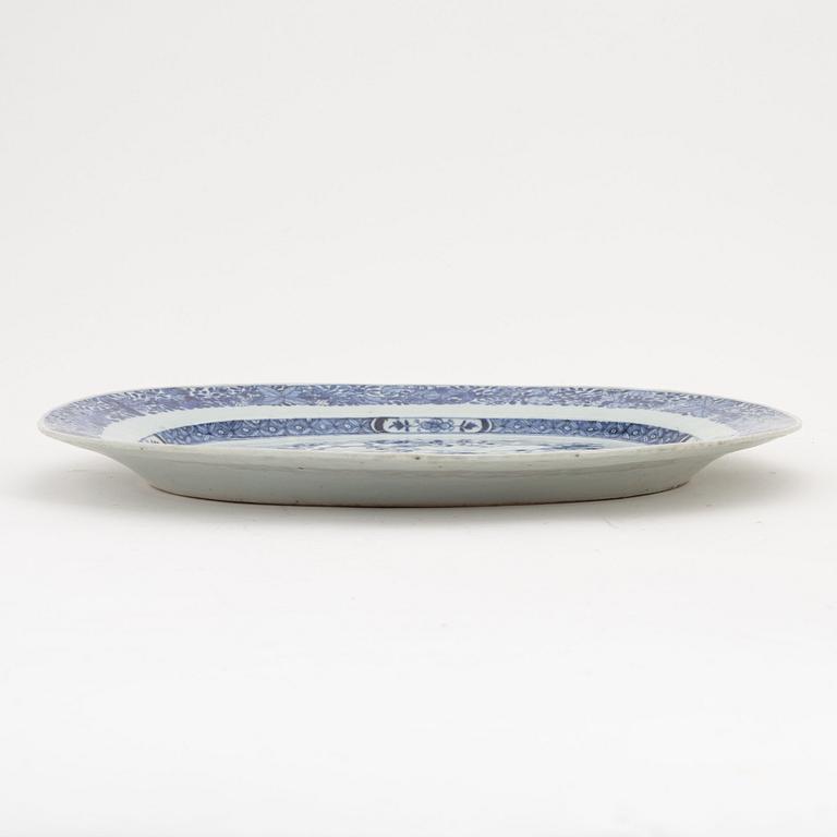 A blue and white Chinese Export serving dish, Qing dynasty, Qianlong (1736-95).