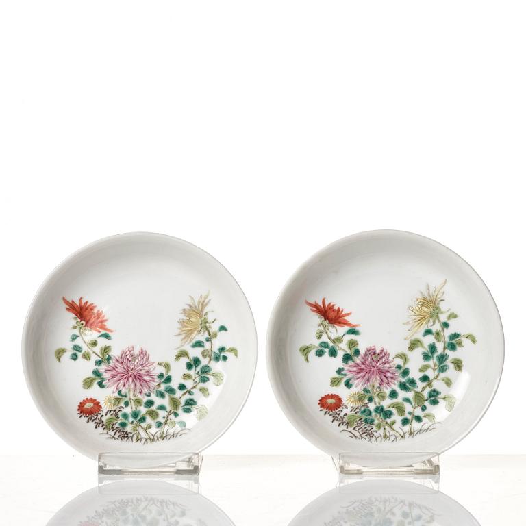 A set of five famille rose dishes with Ju Ren Tang mark, 20th Century.