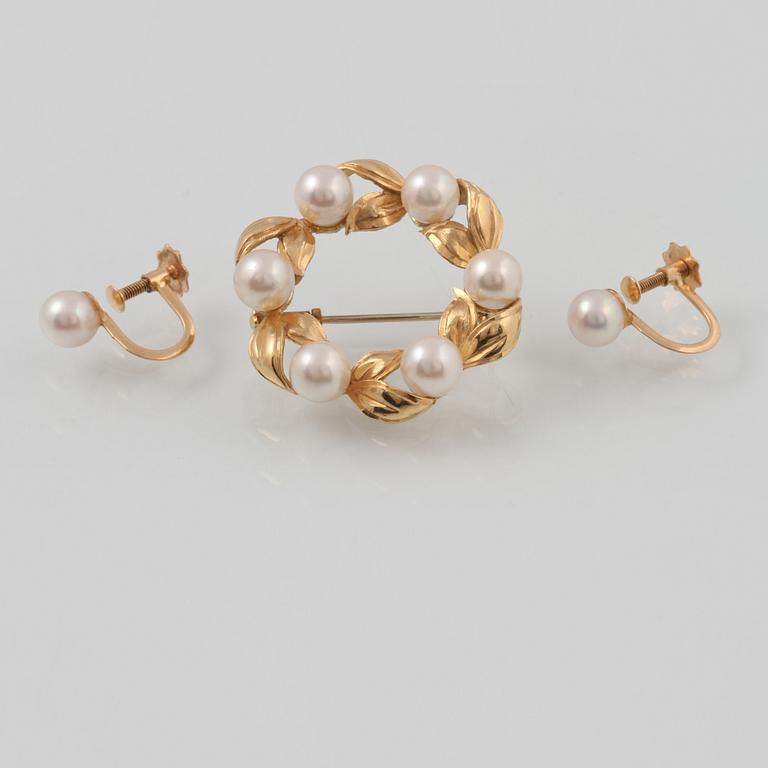 BROSCH SAMT ÖRHÄNGEN, 18K guld med odlade pärlor. Vikt 9,1 gram.