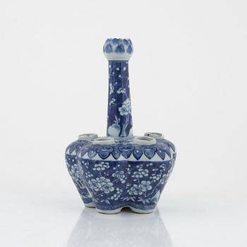 A Chinese blue and white porcelain tulip vase, late Qing dynasty.