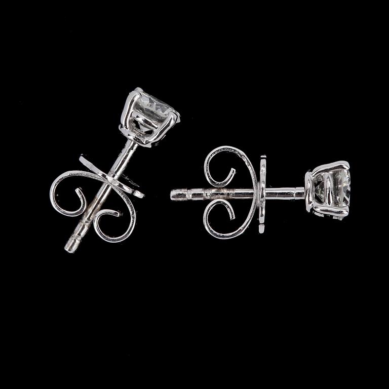 ÖRHÄNGEN, vardera briljantslipad diamant, ca 0.30 ct.