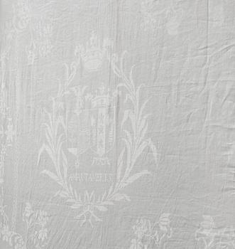 789. A TABLE CLOTH WITH COATS OF ARMS. Linen damask. 450 x 206,5 cm. Sweden, woven dating 1775.