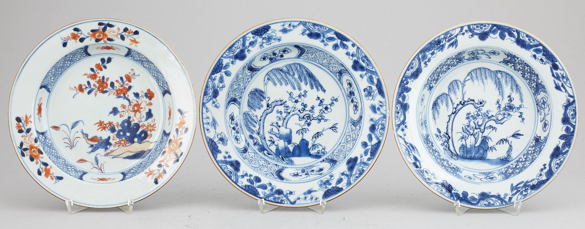 Five blue and white and imari dishes, Qing dynasty, Qianlong (1736-95).