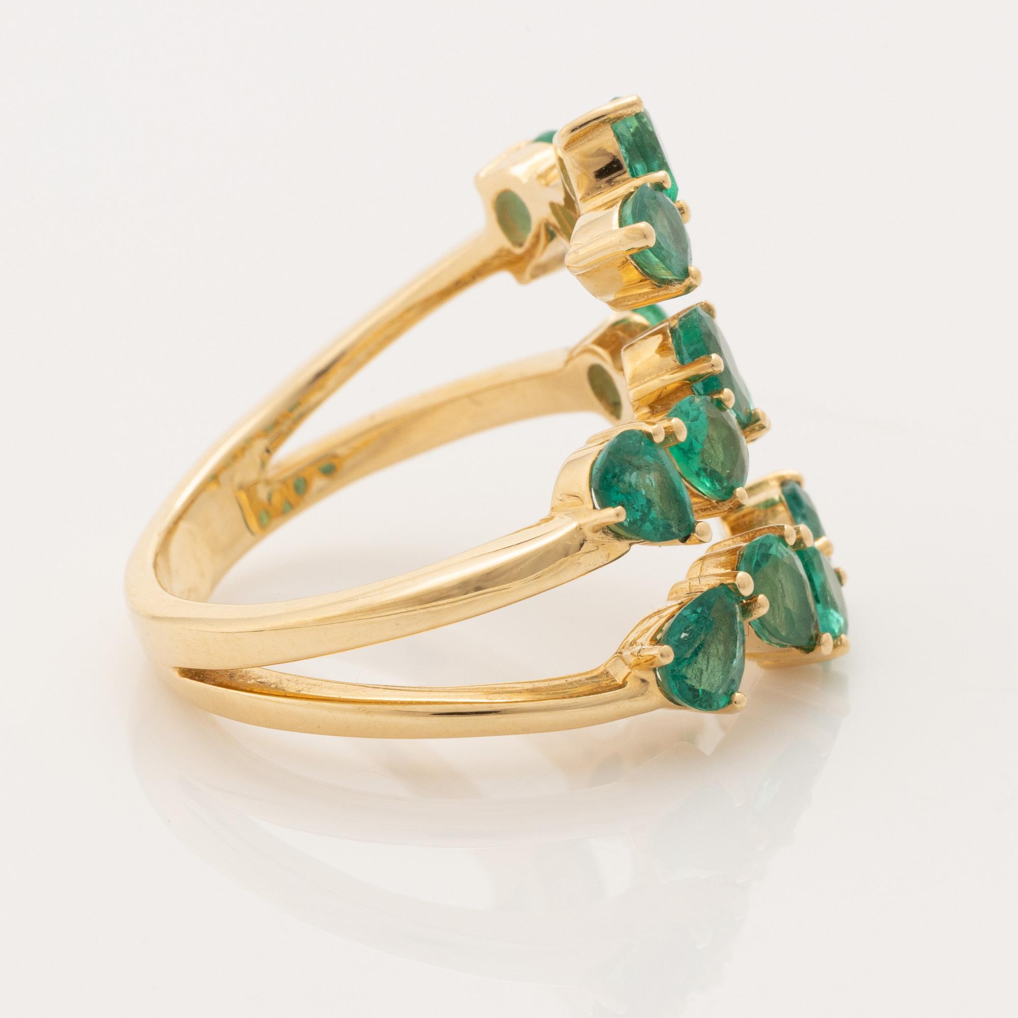 Ring med päronformade smaragder.