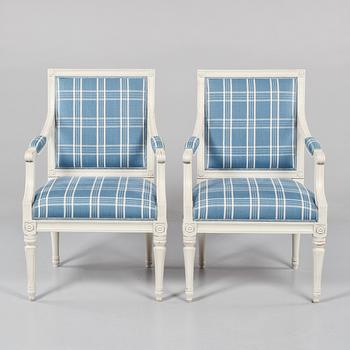 KARMSTOLAR, ett par, gustaviansk stil, 1900-talets andra hälft.