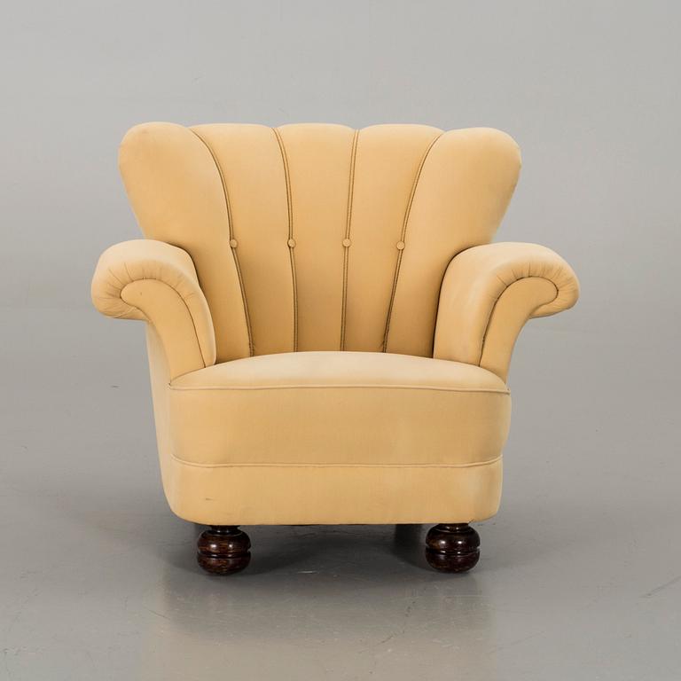 A 1930/40'S ARMCHAIR.