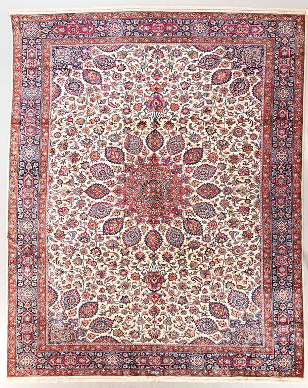 A semiantique Meshed carpet 508x338 cm.