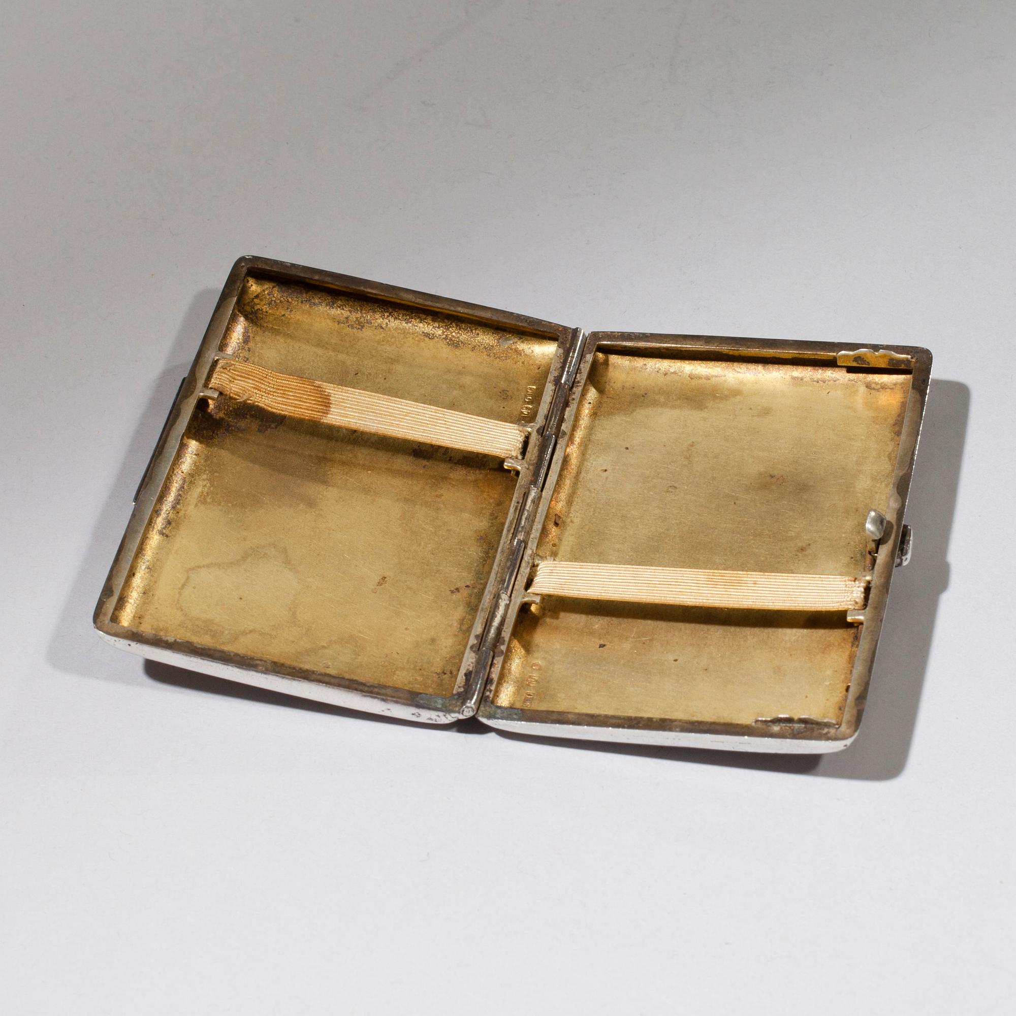 AFTONVÄSKA, silver, W. Porthan, Viborg 1918 och CIGARETTETUI, silver, 1900-talets första hälft. Sammanlagd vikt 446 g.