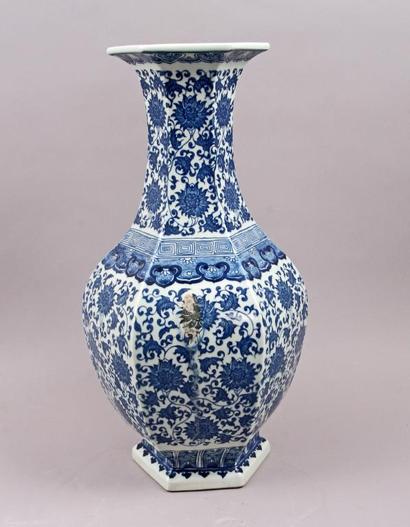 URNA, porslin, 1900-tal.