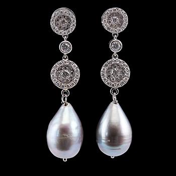 A PAIR OF EARRINGS, brilliant cut diamnods c 1.00 ct, drop shaped cultivated pearls 10 mm.