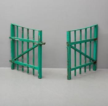 TRÄDGÅRDSGRINDAR, ett par, 1900-tal.