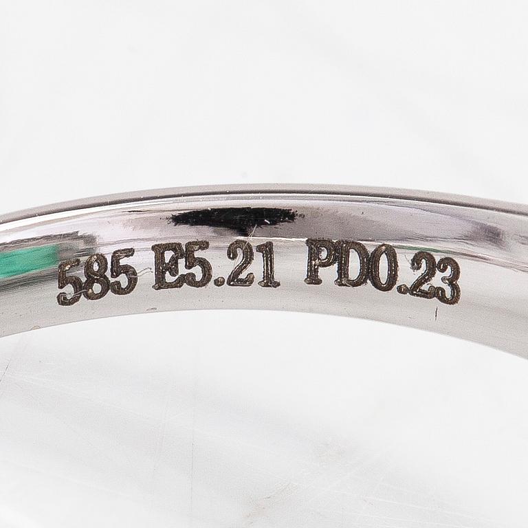 Ring, 14K vitguld, med en smaragd ca 5.21 ct och diamanter tot ca. 0.23 ct, enligt intyg.