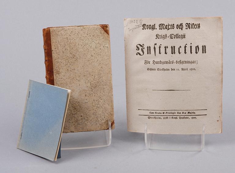 BOK SAMT 2 SMÅSKRIFTER, militaria, bla "Reglemente för Kongl Majts Tunga och lätta Cavalrie" Stockholm 1795.