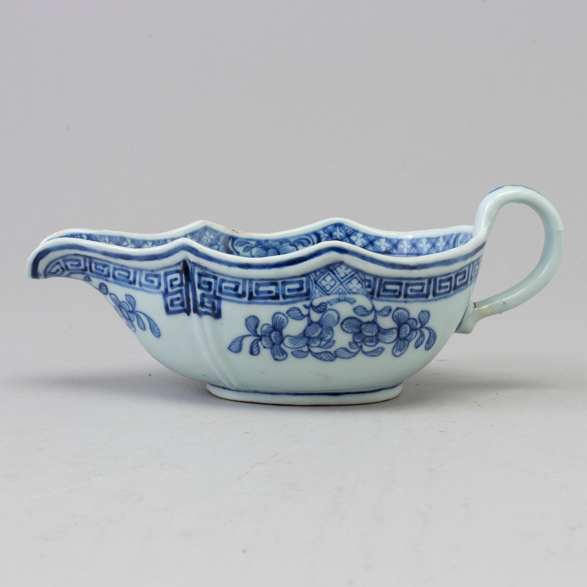 A blue and white export porcelain saucer, Qing dynasty, Qianlong (1736-95).