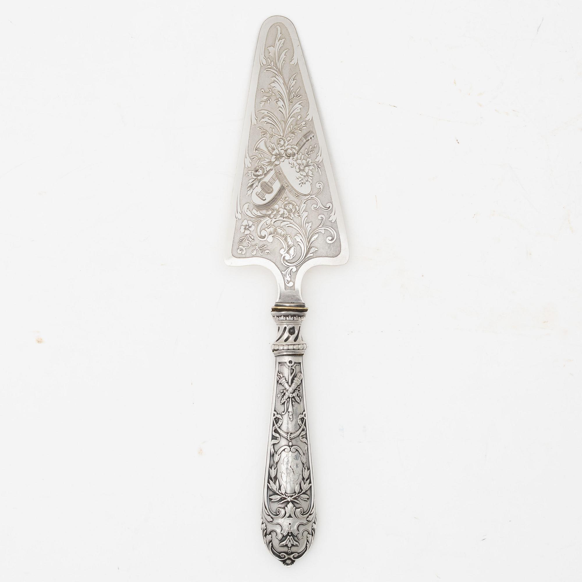 A French silver cake server, mark of Edouard Ernie, Paris after 1882.