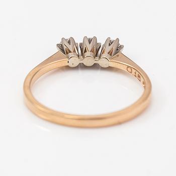 Elis Kauppi, Sormus,, 14K kultaa, timantteja n. 0.15 ct yht kaiverruksen mukaan. Kupittaan Kulta, Turku 1981.