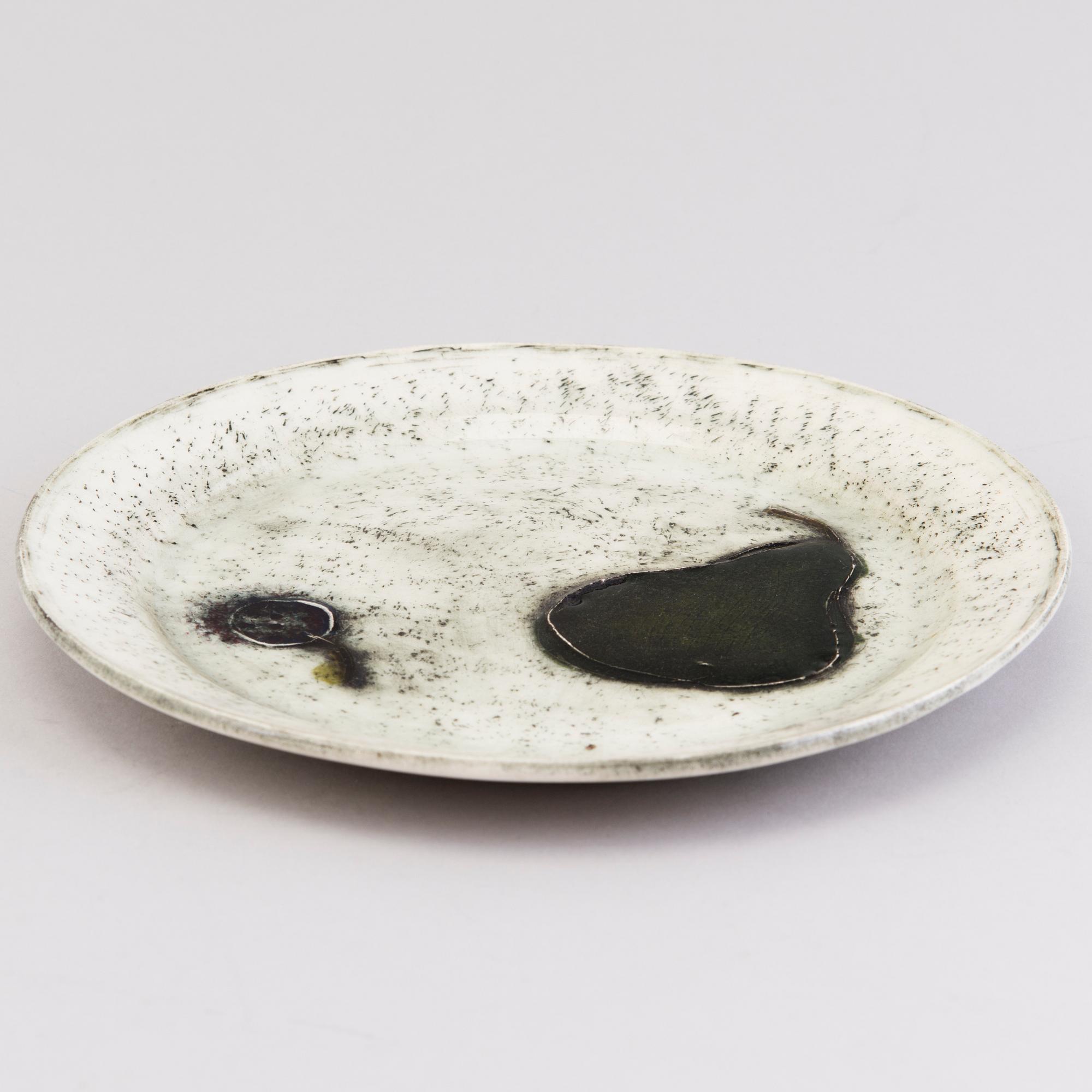 RUT BRYK, lautanen, kvivtavaraa, signeerattu BRYK.